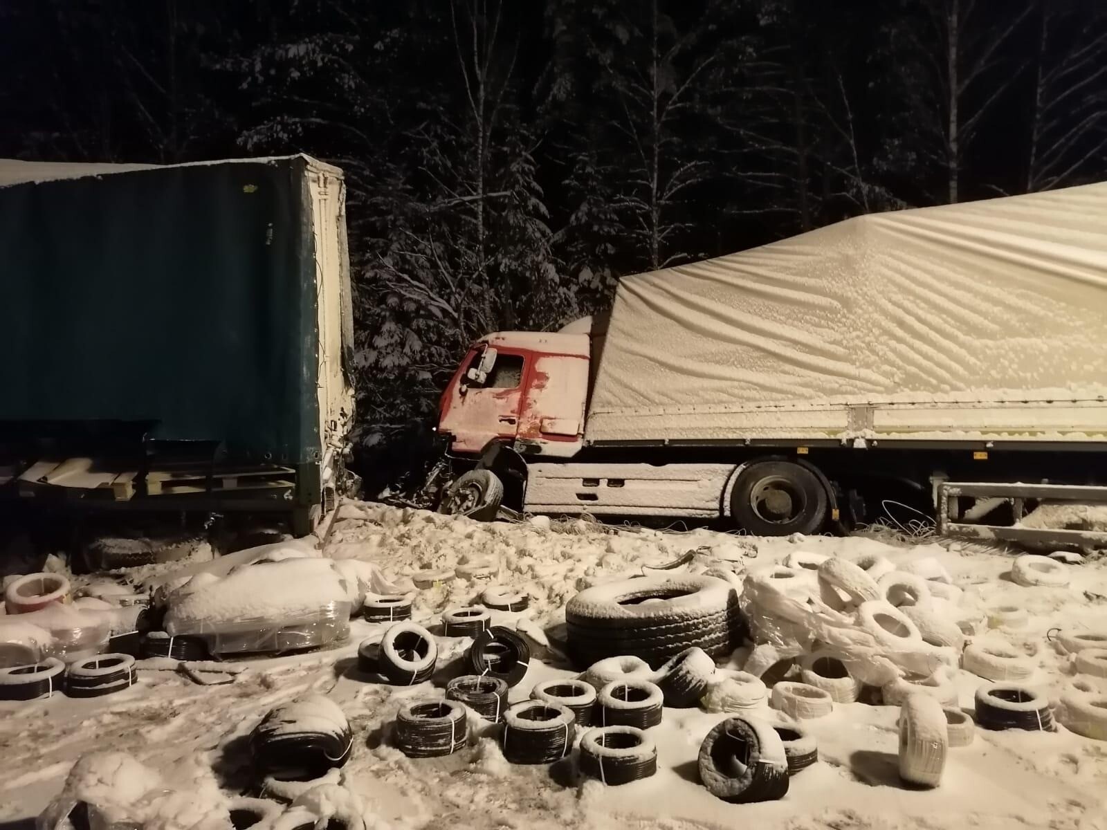 Разлив аммиака произошел в результате столкновения четырех грузовиков в Калужской области