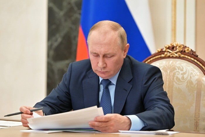 Путин подписал закон о повышении МРОТ с 1 января до 16 242 рублей