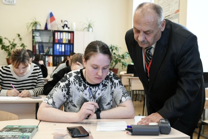Премию в 100 тыс. рублей учредили в Якутии для педагогов-наставников