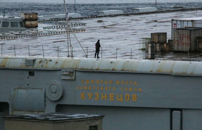 Задымление на авианосце "Адмирал Кузнецов" оперативно ликвидировали в Мурманске, ущерба нет - МЧС