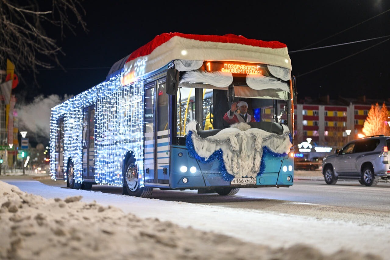 Новогодние автобусы с Дедами Морозами за рулем начали ездить по Салехарду