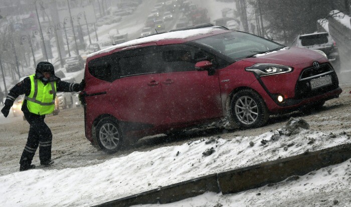 Почти 230 сотрудников ГИБДД дежурят на дорогах Приморье после снегопада