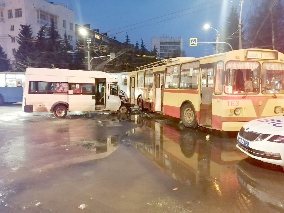 При столкновении троллейбуса и микроавтобуса в Йошкар-Оле пострадали 14 человек