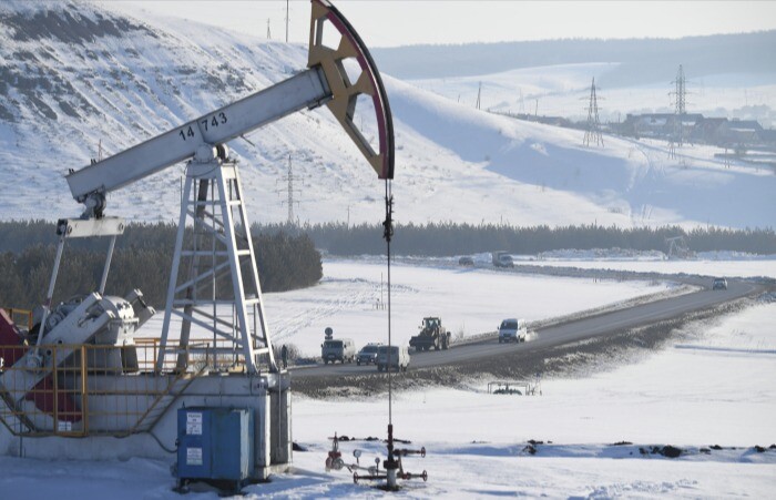 Запрет на поставки нефти из РФ в рамках price cap вступит в силу с 1 февраля - указ