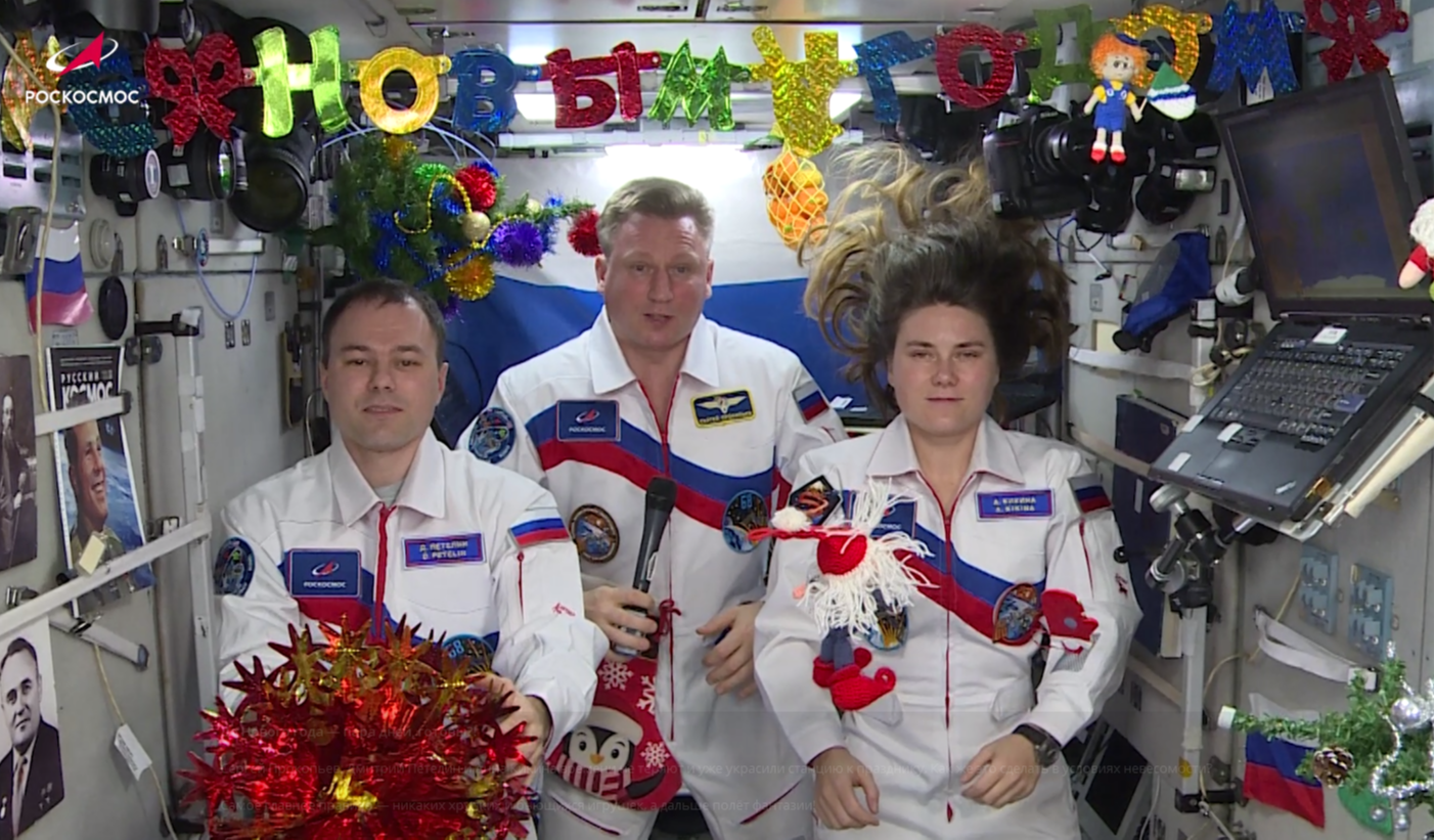 Космонавты украсили российский сегмент МКС к Новому году