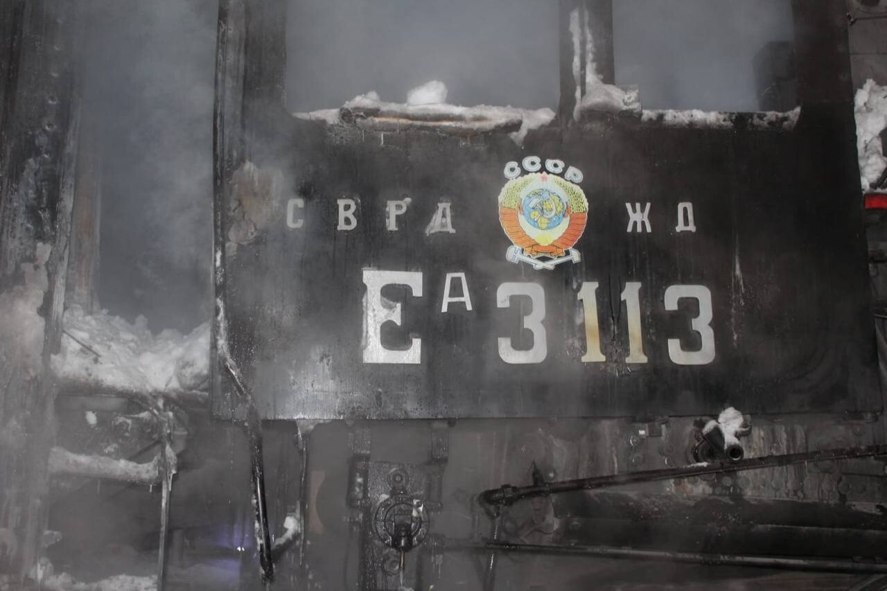 Старинный паровоз полностью сгорел на станции Пермь-2