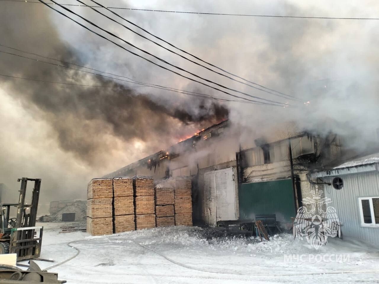 Два цеха и магазин загорелись на площадке лесоперерабатывающего комплекса в иркутском Усть-Илимске