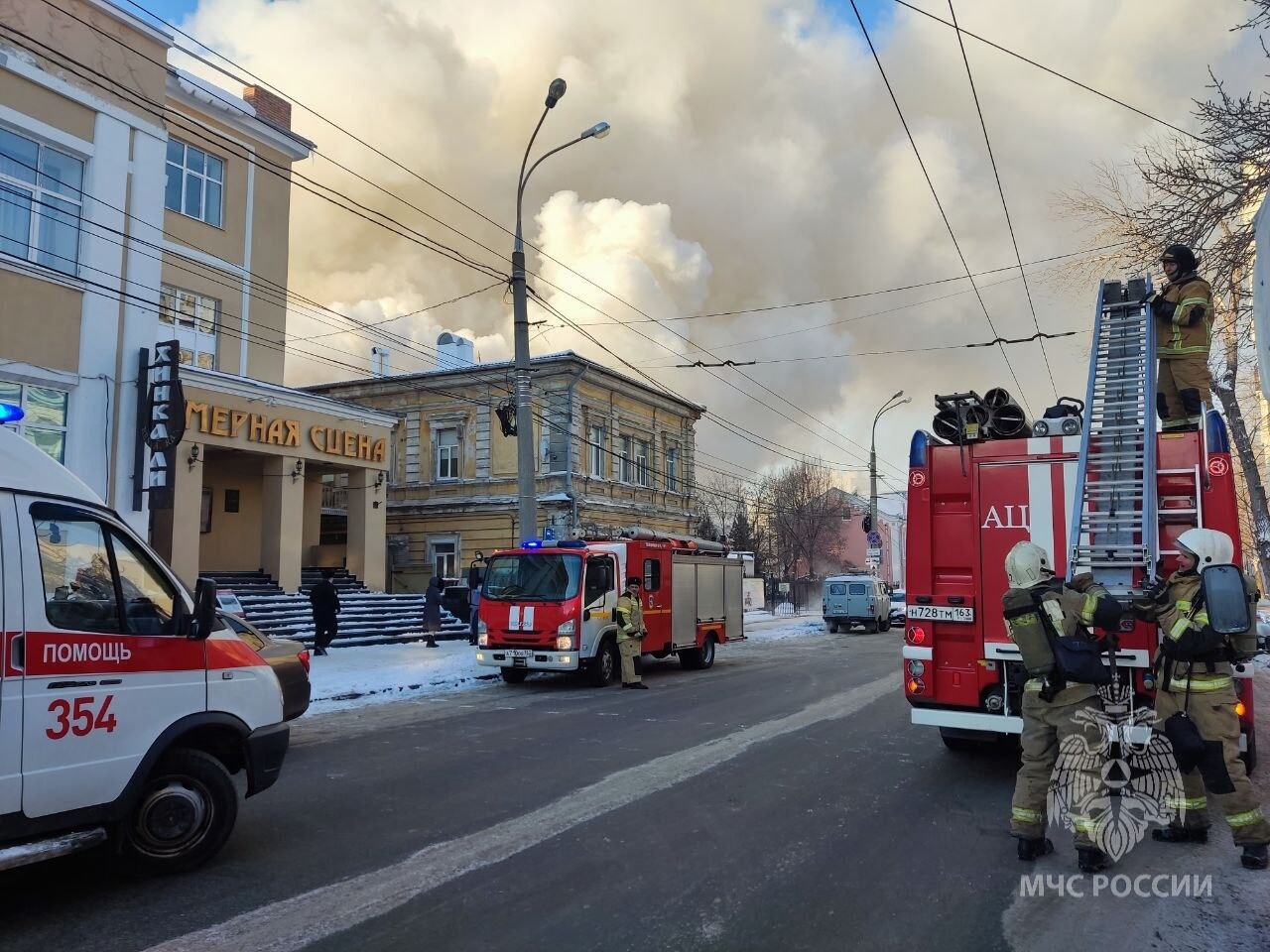 Жильцов многоквартирного дома в исторической части Самары эвакуируют из-за пожара
