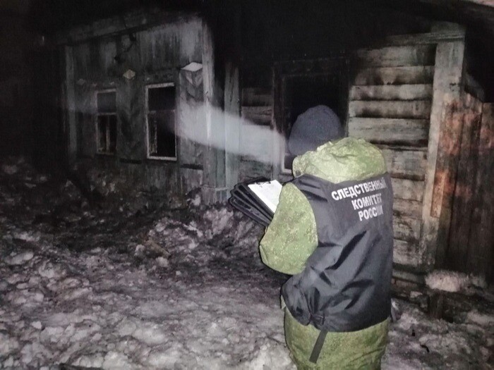 Тела троих несовершеннолетних найдены при тушении пожара в частном доме в Камышлове
