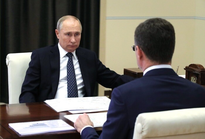 Путин поручил Новаку подготовить предложения об ограничении влияния дисконта на нефть РФ на бюджет