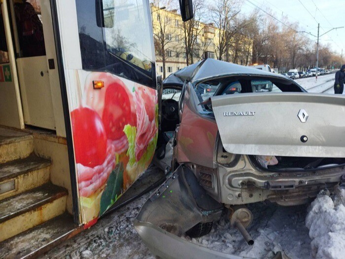 Один человек погиб, еще два госпитализированы после столкновения автомобиля с трамваем в Ульяновске