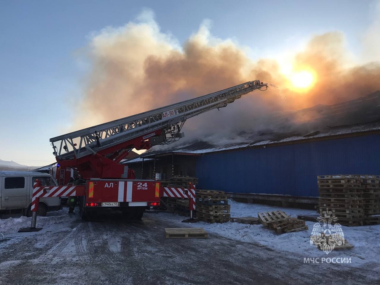 Крупный пожар на складе с алкоголем произошел в Приморье