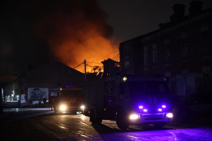 Административное здание загорелось на площади 1 тыс. кв. м в Норильске, пострадавших нет - МЧС