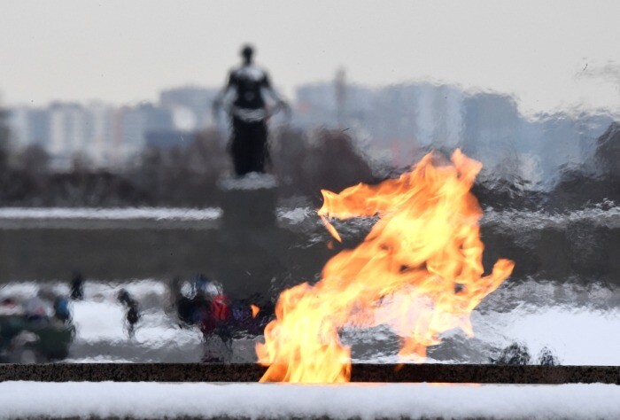 Траурная церемония прошла на Пискаревском кладбище в память о полном освобождении Ленинграда от блокады