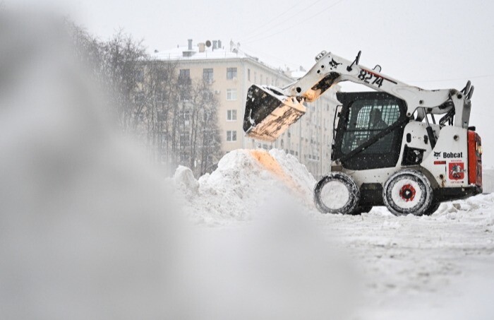 Новосибирский губернатор поручил мобилизовать строительную и дорожную технику для очистки областного центра от снега