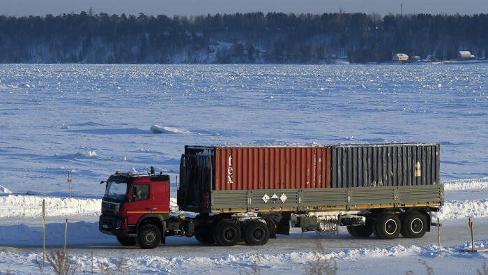 Около 900 тыс. тонн жизнеобеспечивающих грузов доставят в отдаленные районы Якутии по автозимникам
