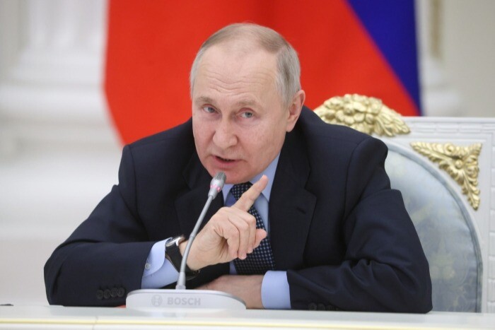 Экономика РФ в 2023 году может показать небольшой рост - Путин