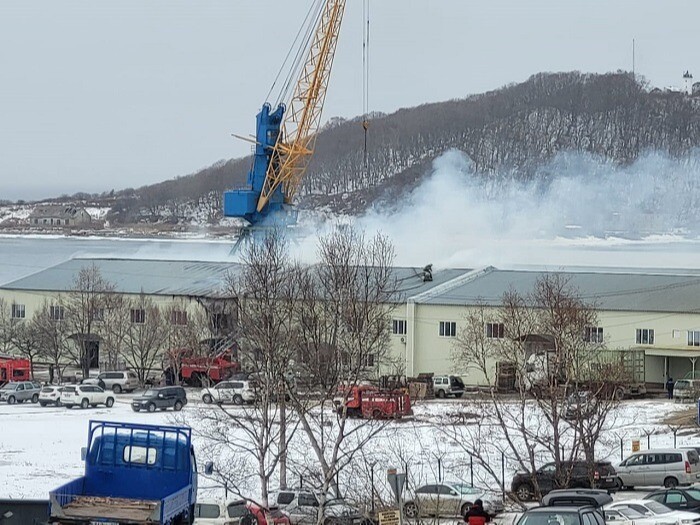 Крупный пожар на складе в Приморье потушен