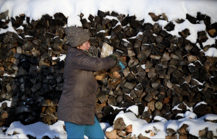 Живущие в домах с печным отоплением семьи участников СВО из Кировской области будут обеспечены дровами бесплатно - власти региона