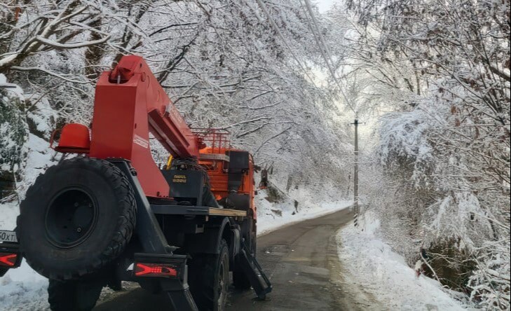 Жители предгорных районов Сочи остались без света из-за снегопада