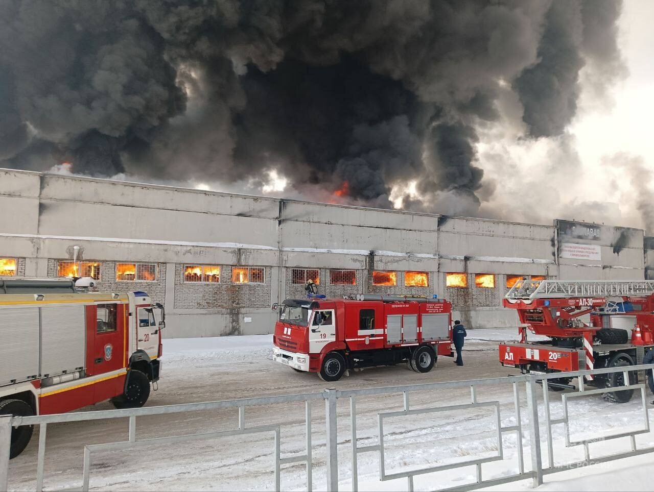 Площадь пожара на красноярском складе достигла 2,5 тыс. кв. м