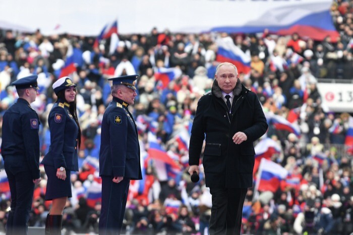 Путин поздравил россиян с Днем защитника Отечества, подчеркнув важность эффективных армии и флота