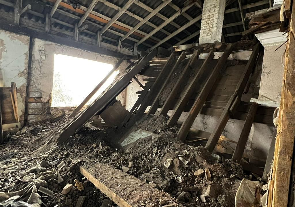 Женщина погибла в обрушившемся деревянном доме под снос в Красноярске
