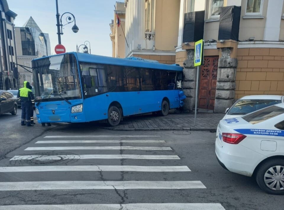 Автобус въехал в здание суда в центре Владивостока