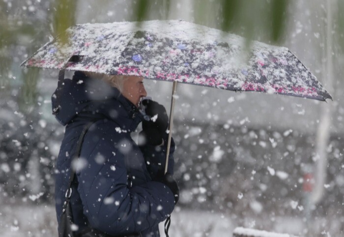 Плюсовая температура с сильным ветром и мокрым снегом ожидается в ряде регионов УрФО