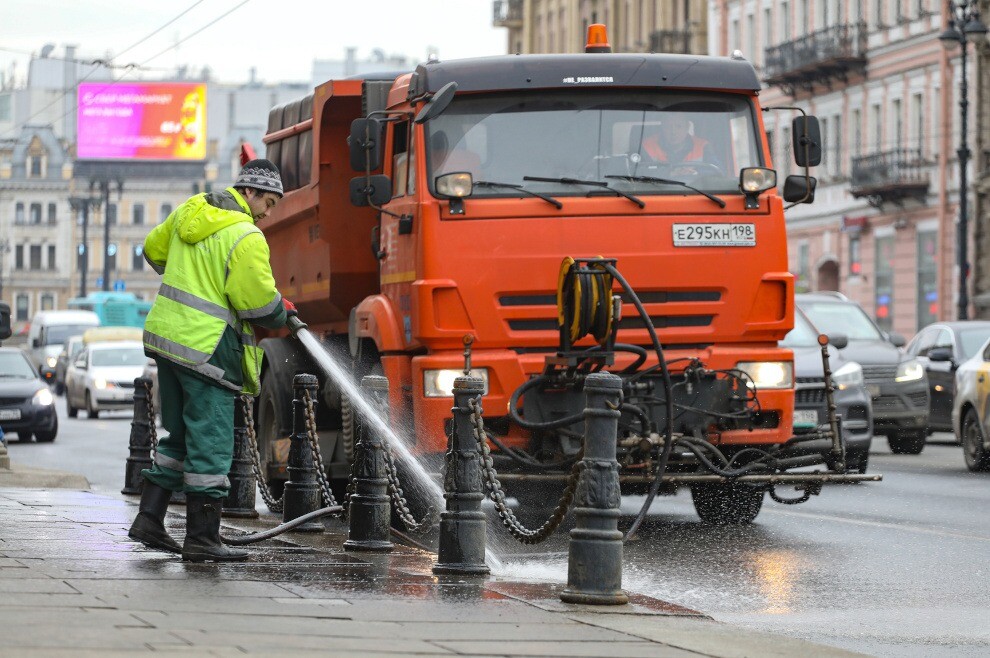 В Петербурге начали мыть улицы