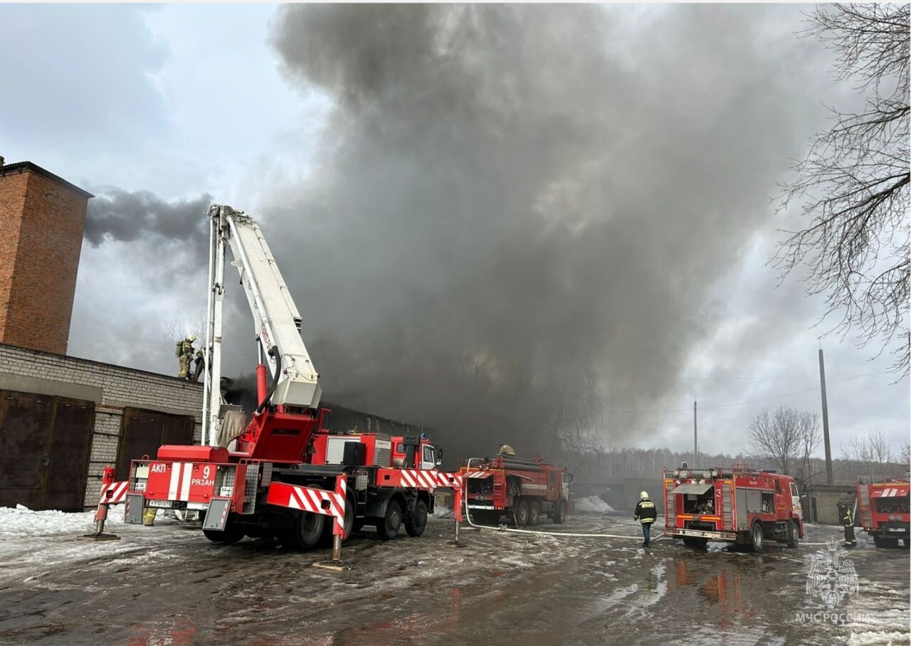 Загоревшийся склад в Рязанском районе тушат 10 пожарных машин