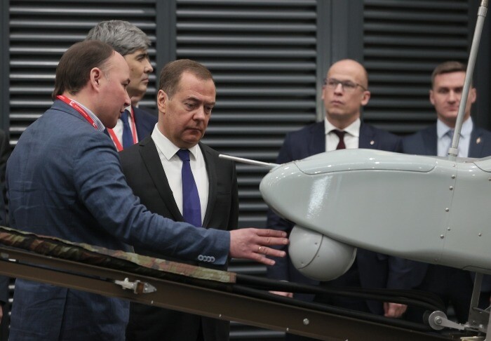 Медведев: в ближайшее время РФ будет иметь полную линейку своих беспилотников