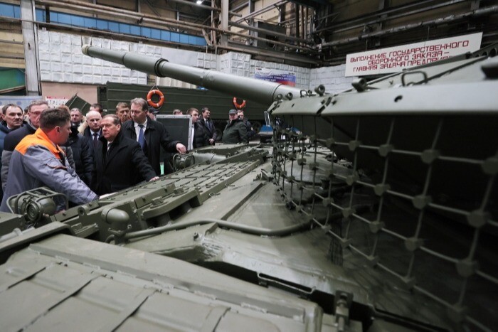 Медведев: Россия произведет в этом году 1,5 тыс. танков