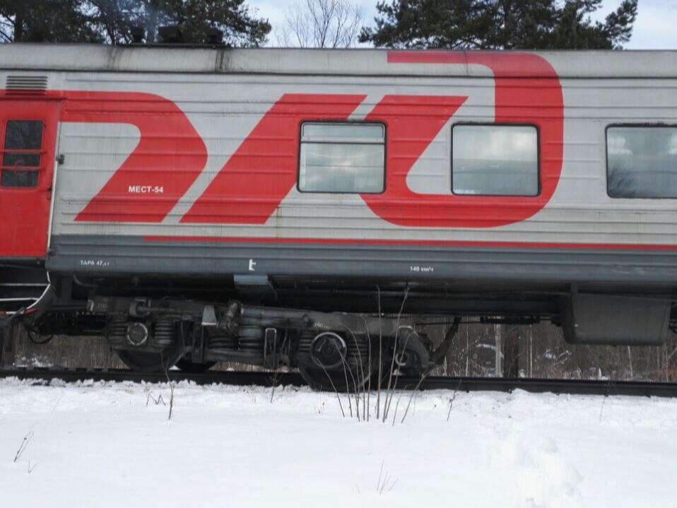 Движение поездов приостановлено на юге Сахалина из-за ДТП поезда с самосвалом