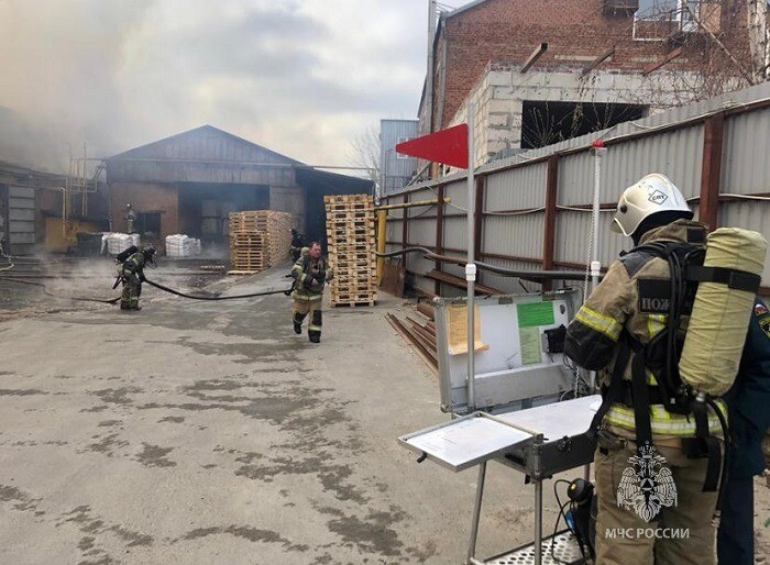 Склад с целлюлозной продукцией загорелся в Ростовской области