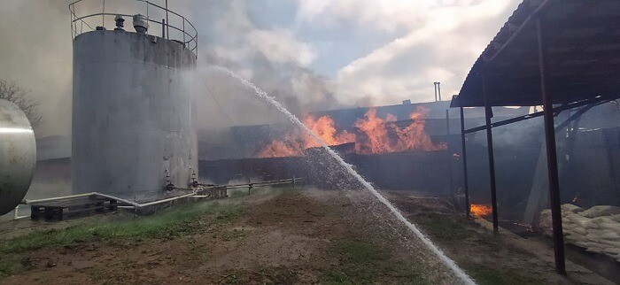 Ранг сложности пожара на складе с целлюлозой в Ростовской области увеличили до третьего - МЧС
