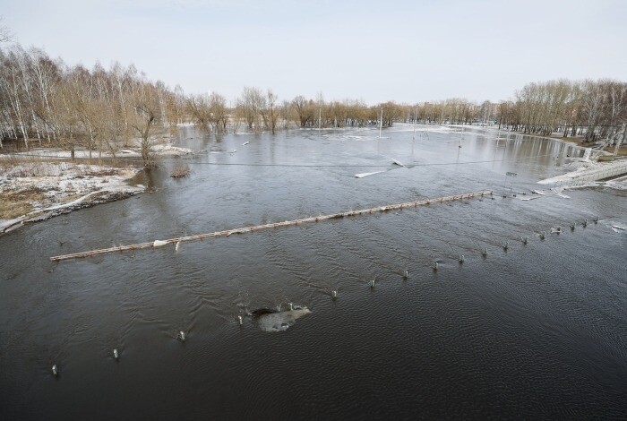 Паводок в Новгородской области подтопил 12 населенных пунктов, 12 автодорог и 8 мостов
