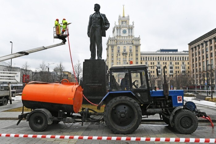 Свыше 1,1 тыс. московских памятников промоют после зимы