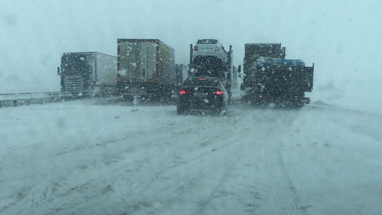 Участок федеральной трассы М-4 "Дон" в Ростовской области закрыли для грузовиков из-за снегопада
