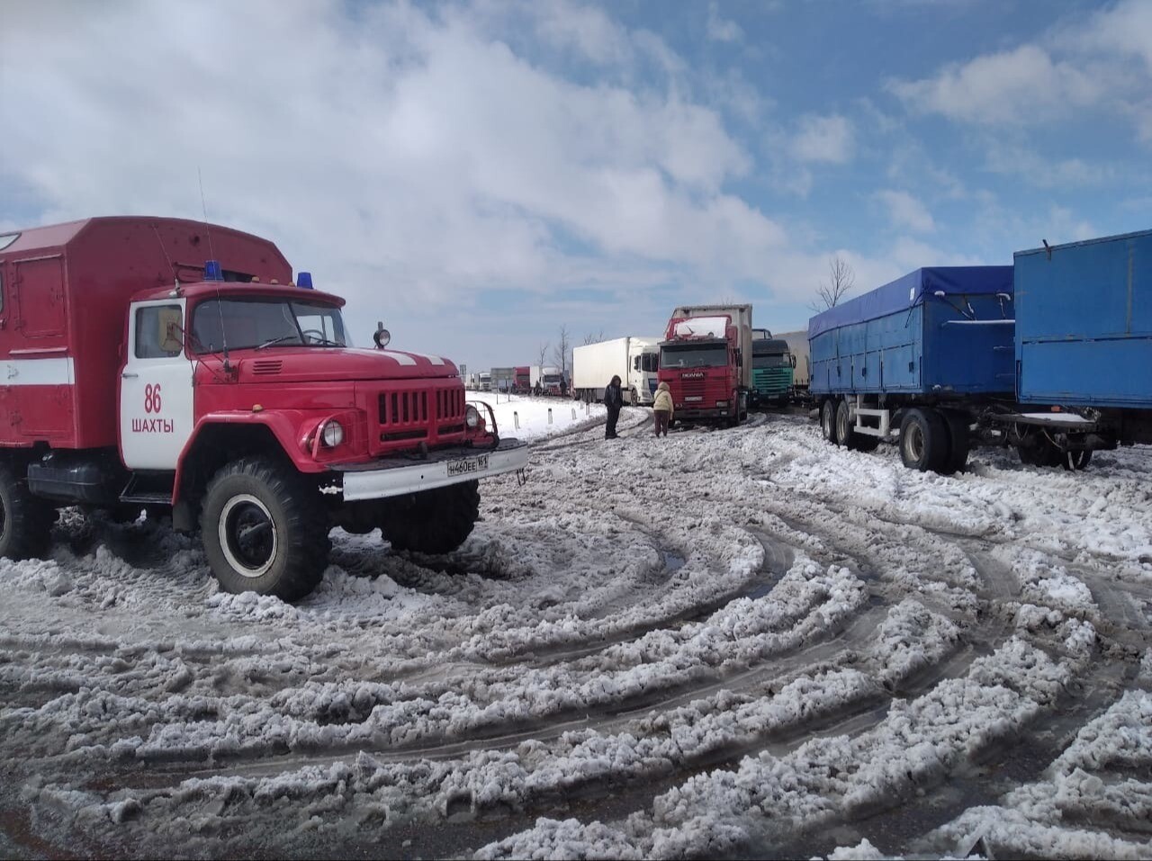 Восстановить движение на участке трассы М-4 "Дон" в Ростовской области планируется к концу дня - МЧС