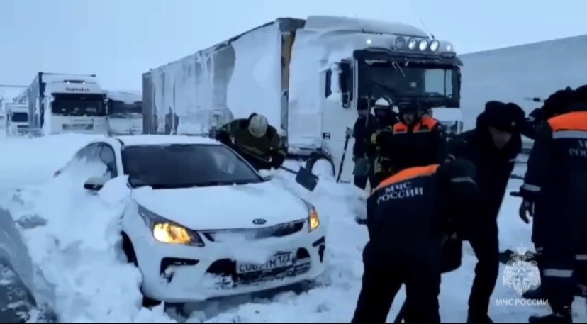 Более 30 автобусов с пассажирами остаются заблокированными на закрытой из-за снега федеральной трассе в Ростовской области