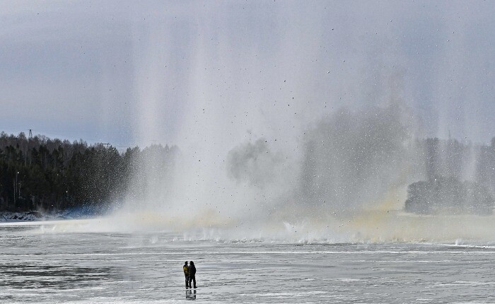 Лед подорвали на свердловских озерах и реках для безопасного паводка
