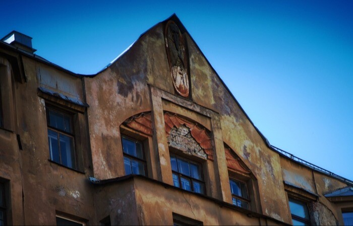 К восстановлению сбитого вандалами барельефа Мефистофеля в Петербурге приступят спустя восемь лет