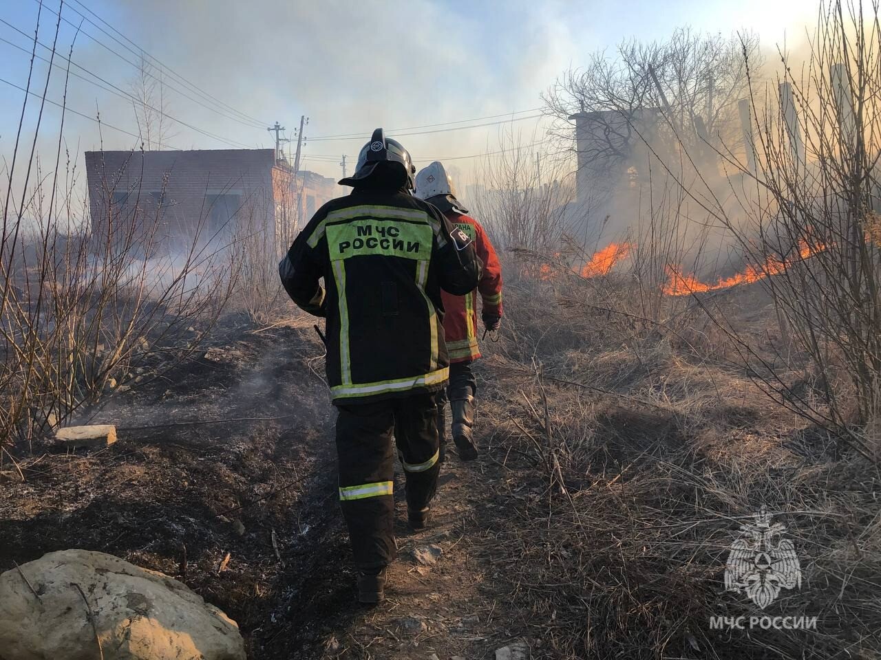 Сухая трава горит в Екатеринбурге, есть угроза для жилых домов - МЧС