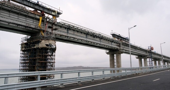 Строители устанавливают второй железнодорожный пролет на Крымском мосту - Хуснуллин