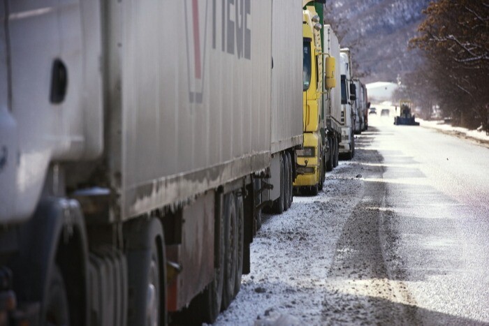 Движение грузовиков и автобусов ограничили на трассе "Байкал" в Иркутской области из-за снегопада