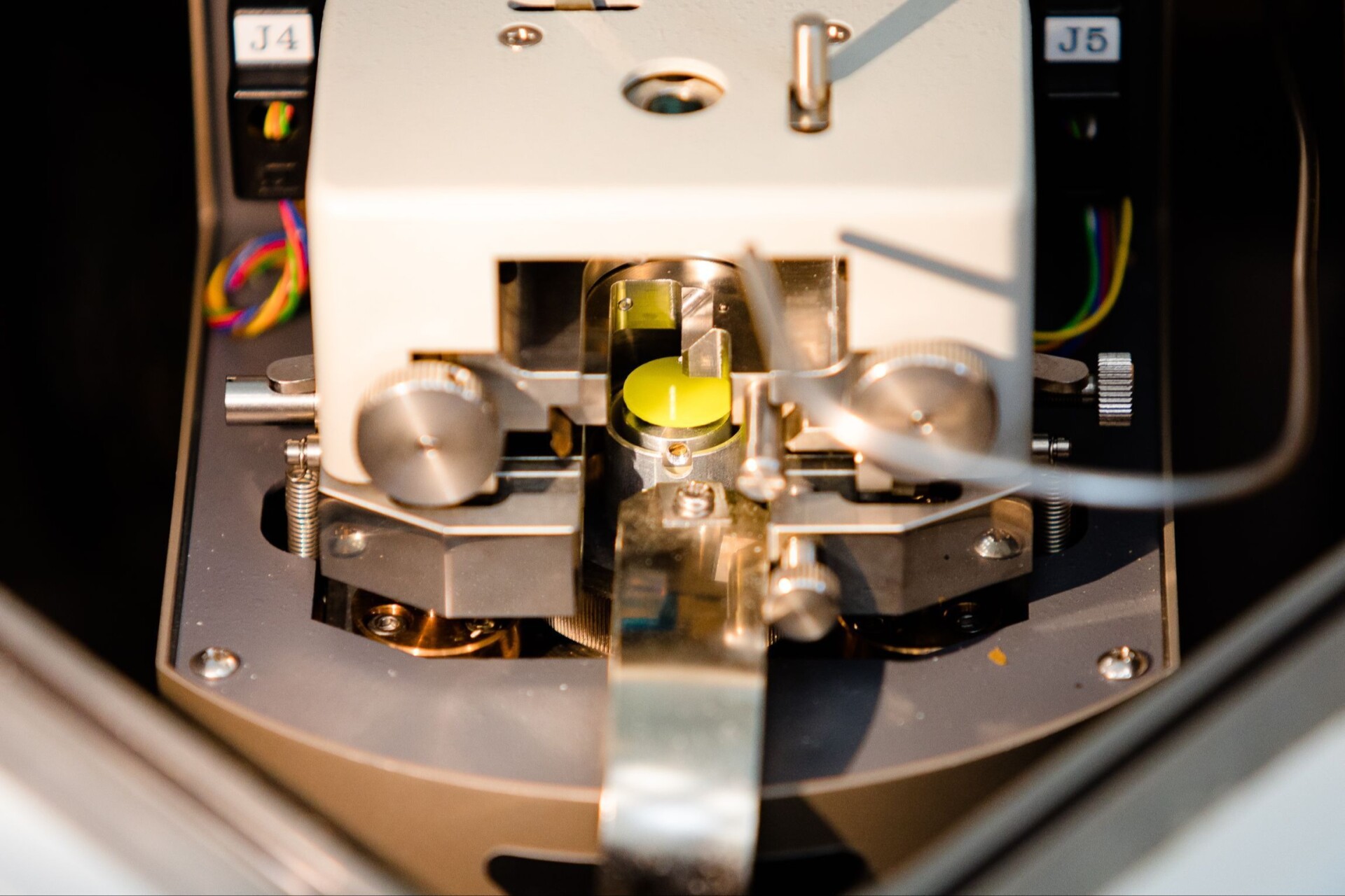 Ученые ДВФУ разработали важный керамический компонент для сверхмощного лазера