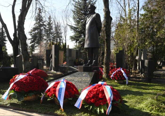 Памятник Жириновскому открыли на Новодевичьем кладбище