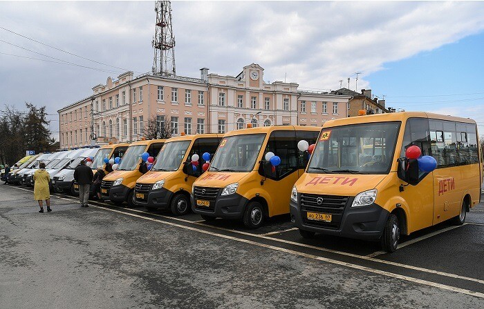 Муниципалитеты Тверской области получили три десятка школьных автобусов, машин скорой помощи и мобильных ФАПов
