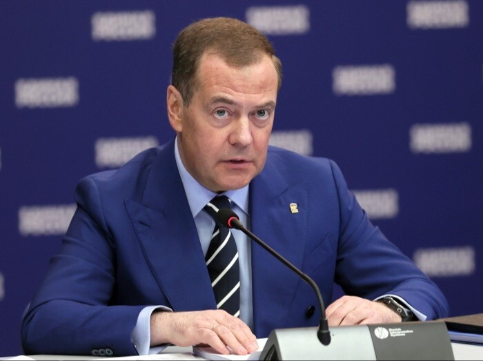 Медведев заявил о продолжении работы по доукомплектованию ВС РФ контрактниками